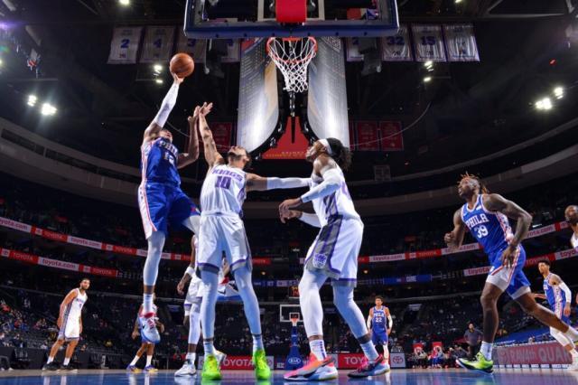 开云体育下载-双核缺阵难挡76人脚步 艰难赛程成为费城全新挑战